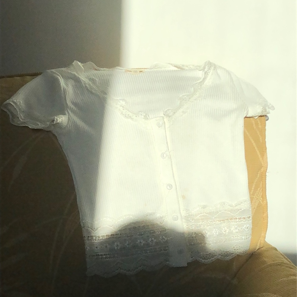 Slightly cropped slim fit lace top.